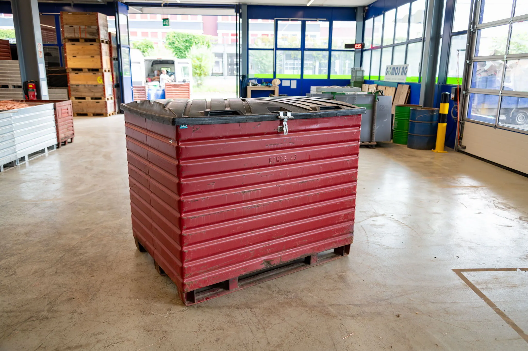 Rote Gomos-Box mit abschliessbarem Deckel in der Halle